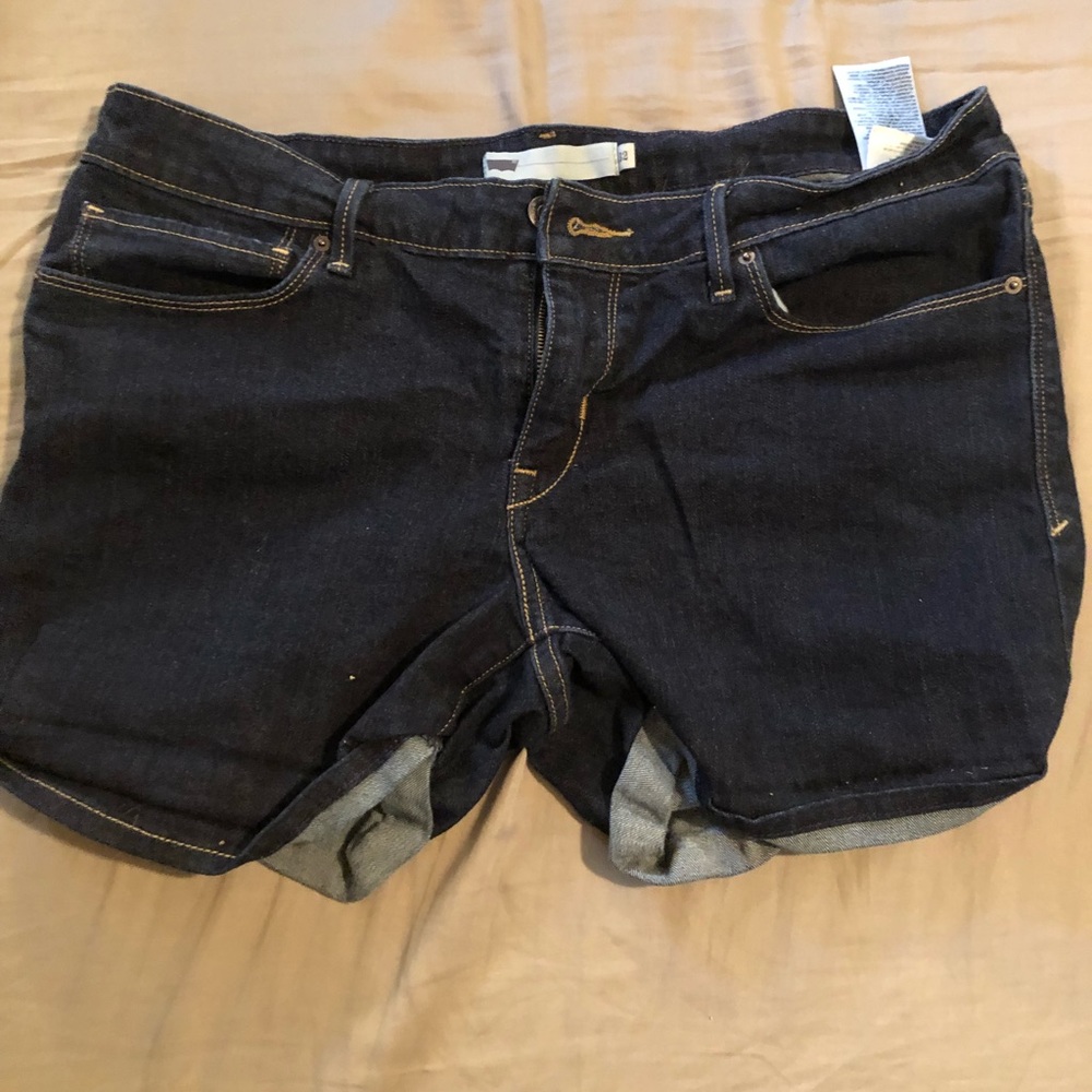 Size 32 Levi shorts